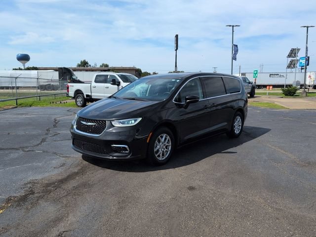 Used 2023 Chrysler Pacifica Touring-L FWD image 3
