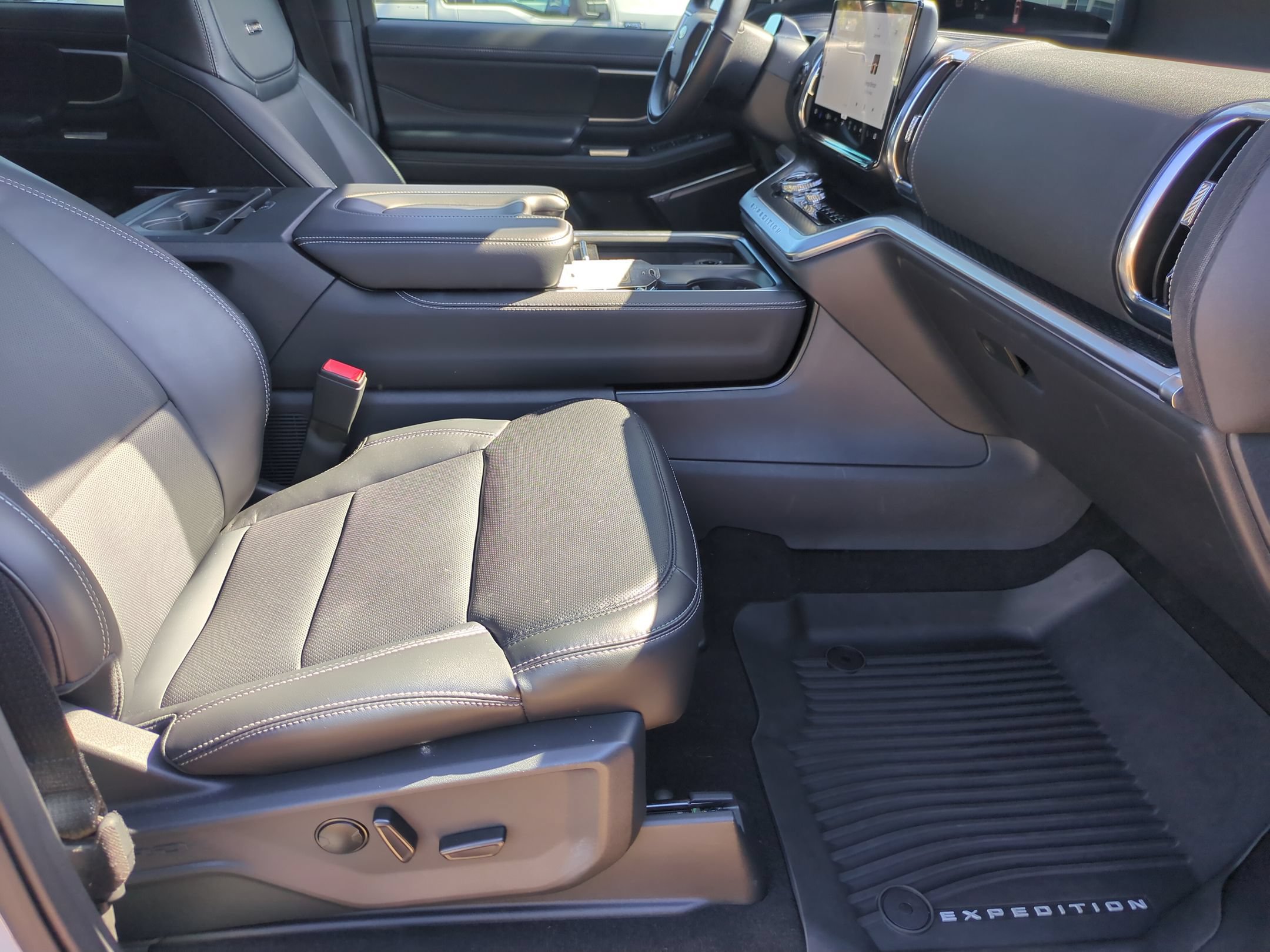 Certified 2025 Ford Expedition Platinum w/ Stealth Appearance Package AWD/4WD image 34