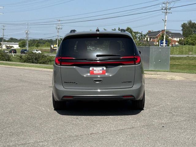 Used 2025 Chrysler Pacifica Limited FWD image 6