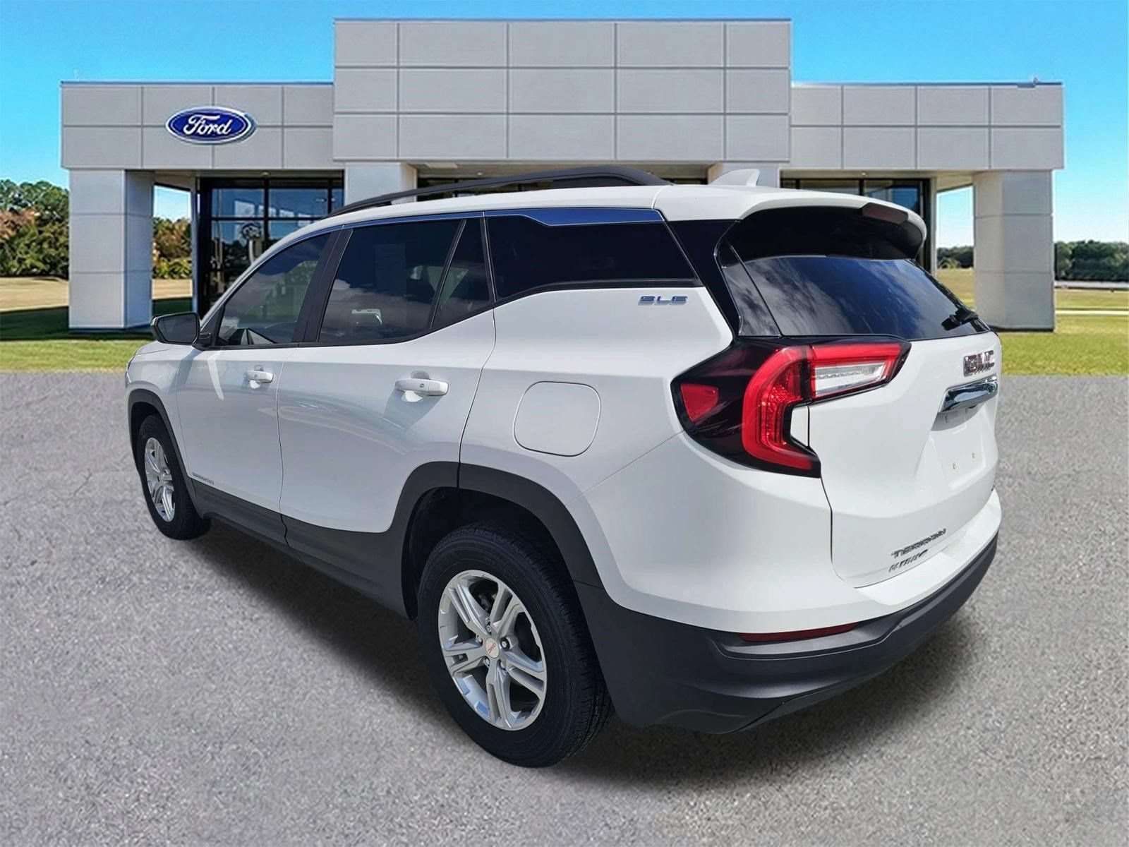 Used 2024 GMC Terrain SLE w/ Driver Convenience Package AWD/4WD image 4