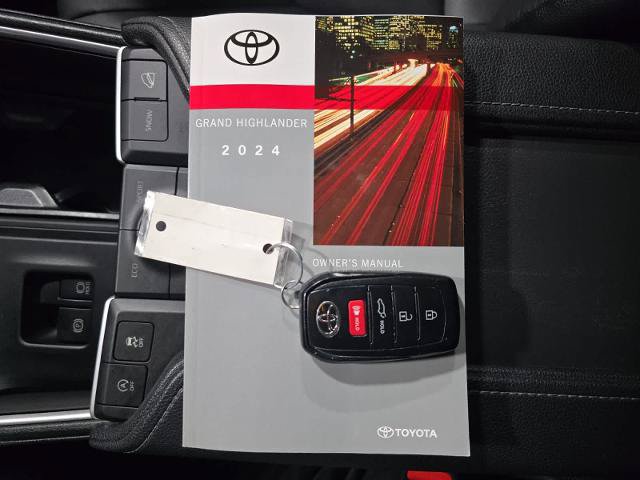 Used 2024 Toyota Grand Highlander AWD image 13