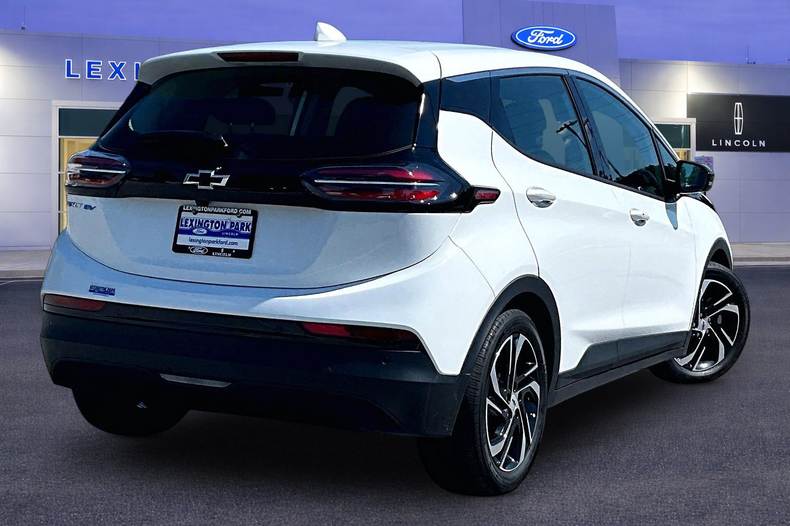 Used 2023 Chevrolet Bolt LT w/ Infotainment Package FWD image 5