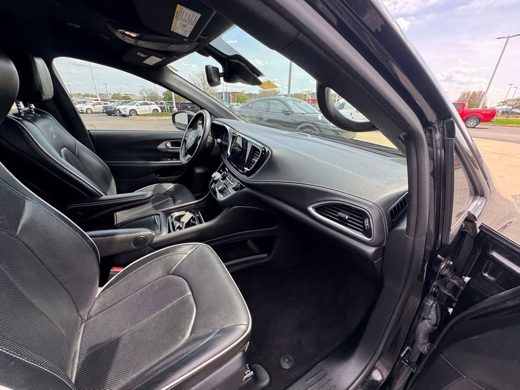 Used 2021 Chrysler Pacifica Limited w/ S Appearance Package FWD image 15
