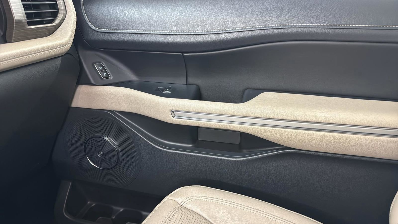 Certified 2022 Ford Expedition Limited image 24