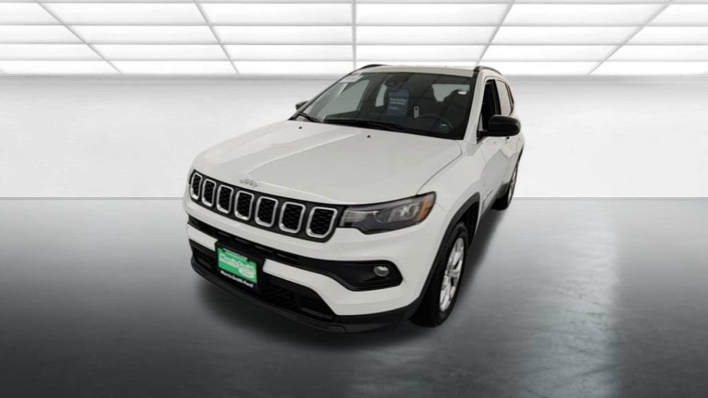 Used 2024 Jeep Compass Latitude AWD/4WD image 2