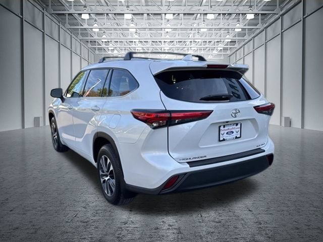 Used 2022 Toyota Highlander XLE AWD/4WD image 9