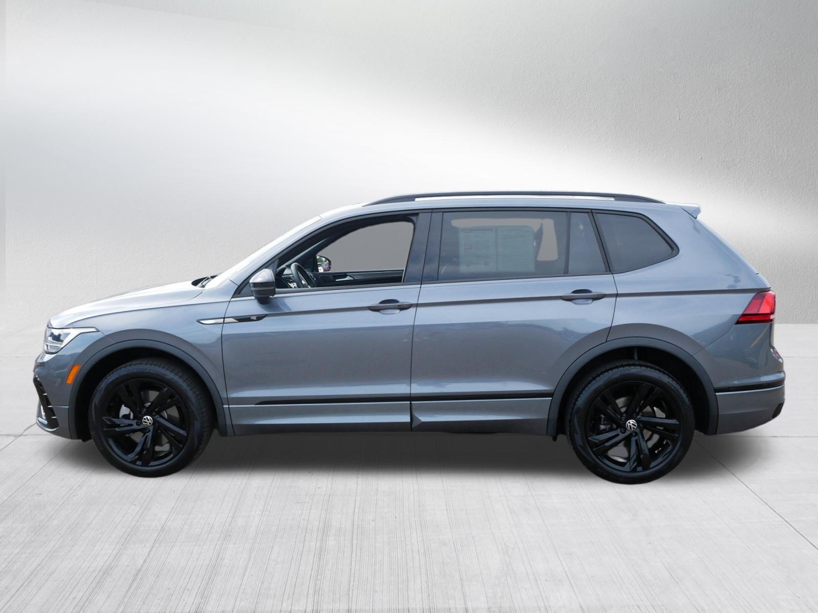 Used 2023 Volkswagen Tiguan SE R-Line AWD/4WD image 4