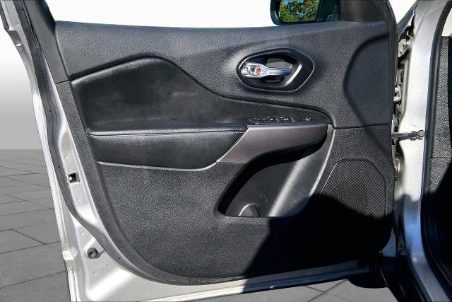 Used 2019 Jeep Cherokee Latitude Plus w/ Cold Weather Group AWD/4WD image 21