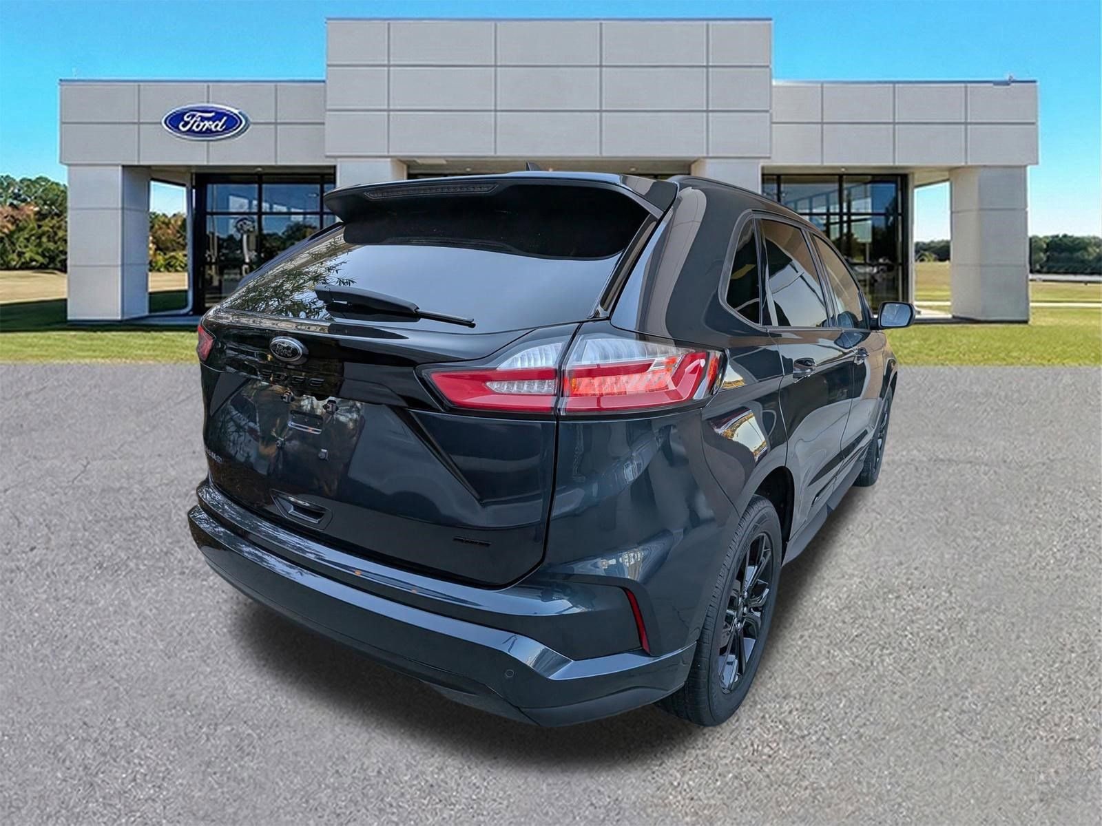 Certified 2024 Ford Edge SE w/ Black Appearance Package image 6