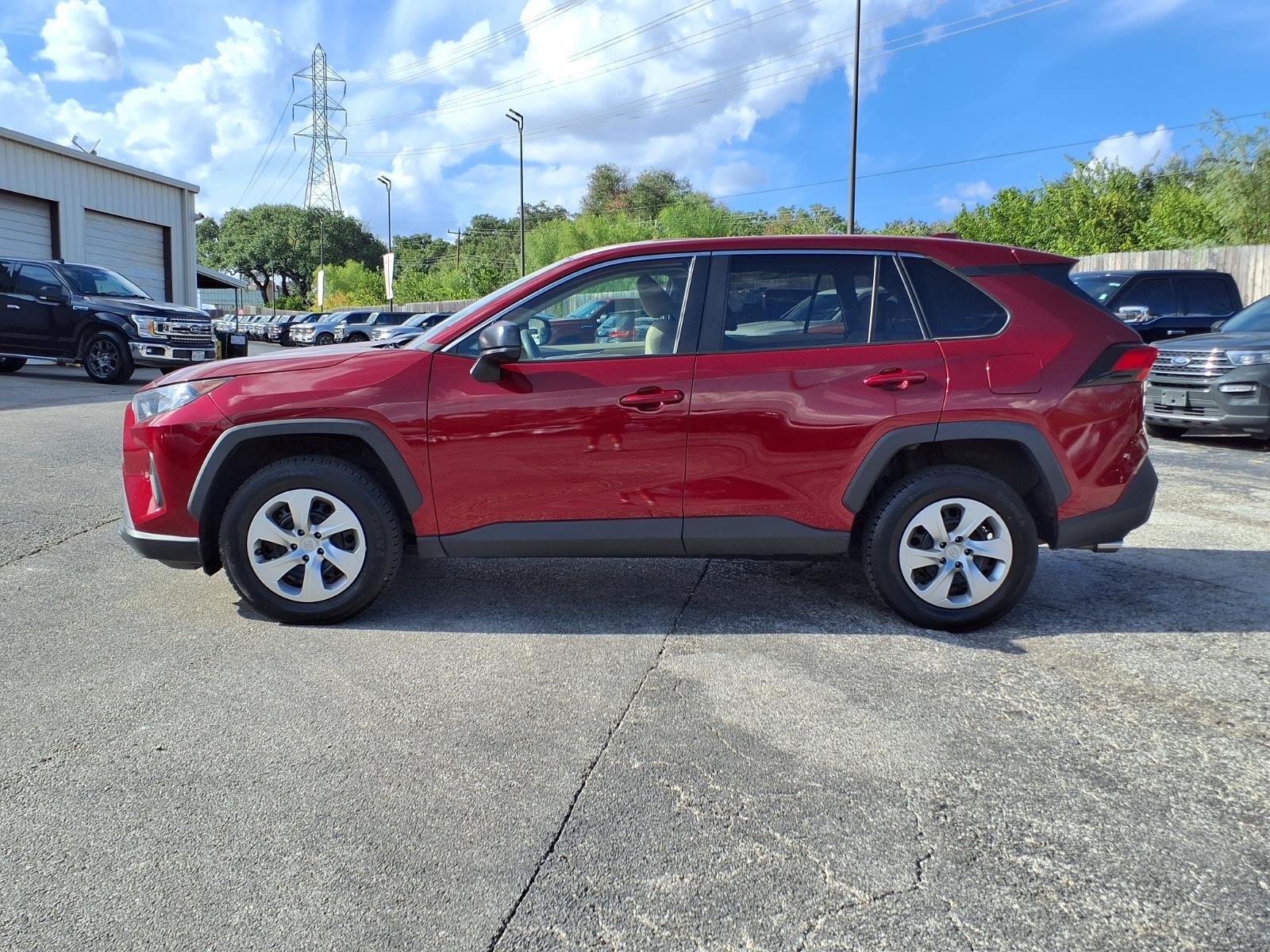 Used 2022 Toyota RAV4 LE AWD/4WD image 9
