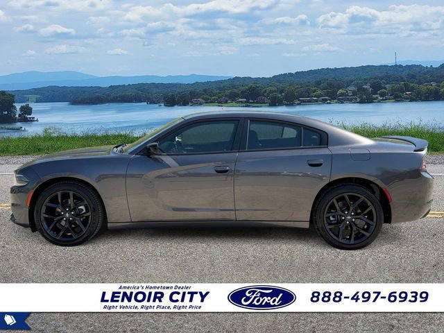 Used 2022 Dodge Charger SXT w/ Blacktop Package image 2