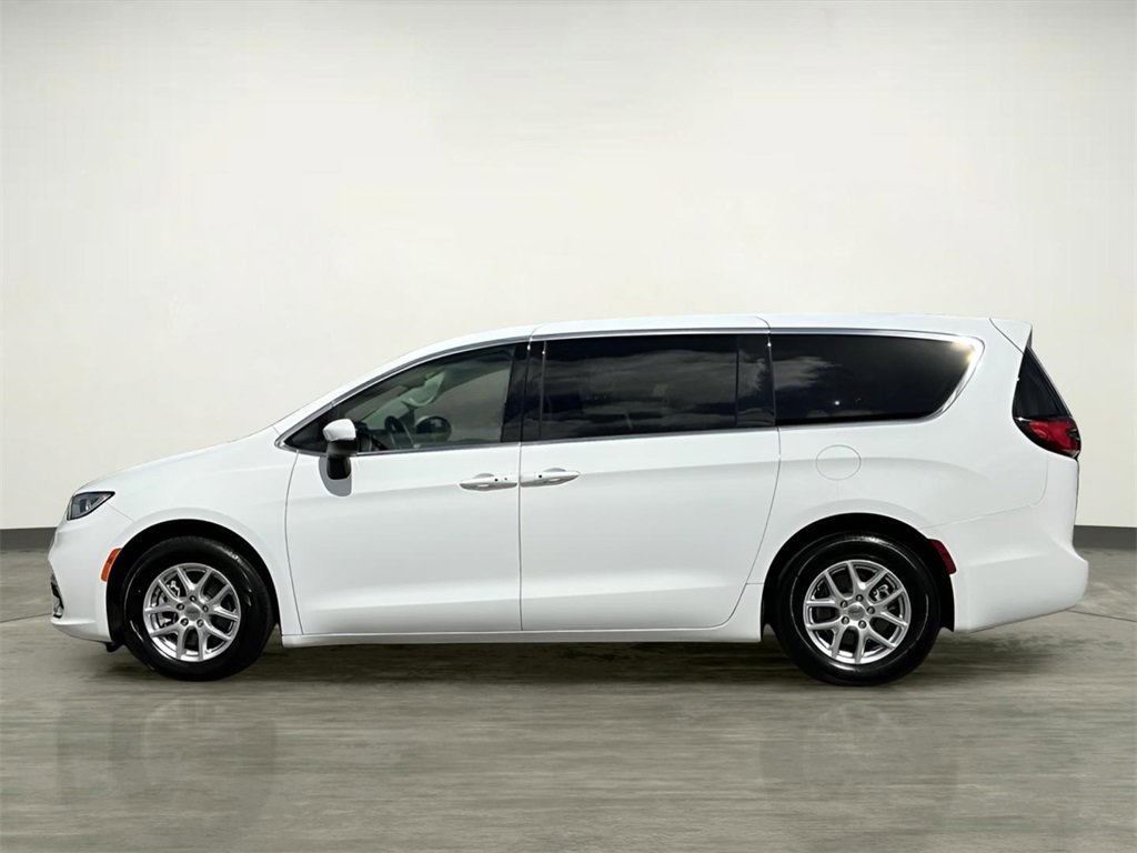 Used 2023 Chrysler Pacifica Touring-L image 3