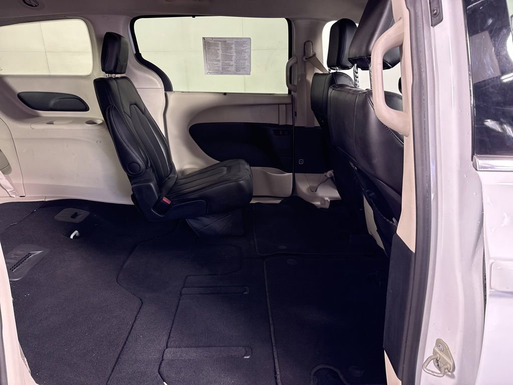 Used 2024 Chrysler Pacifica Touring-L image 18