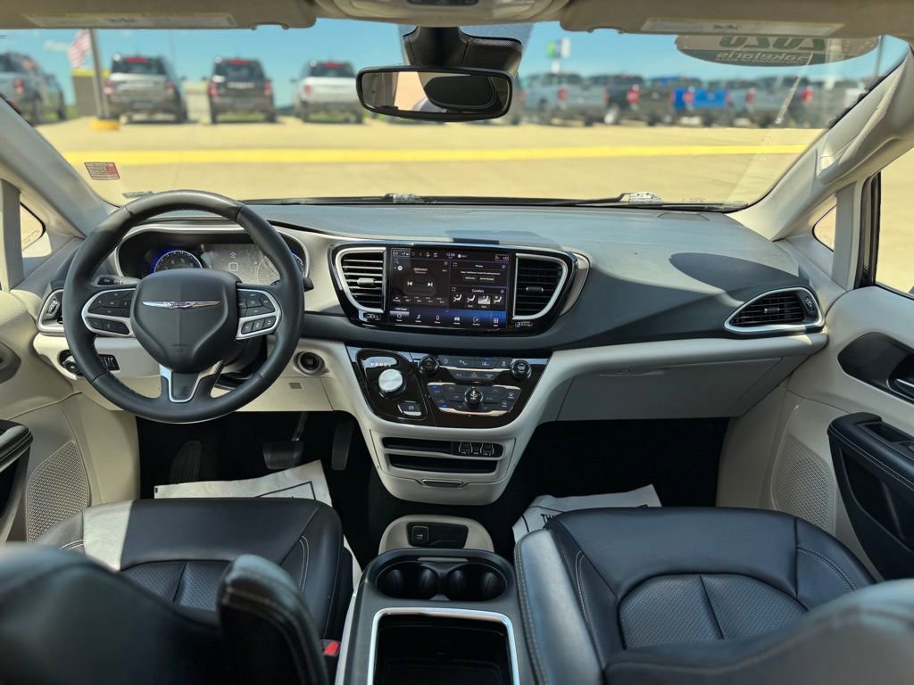 Used 2023 Chrysler Pacifica Touring-L FWD image 39