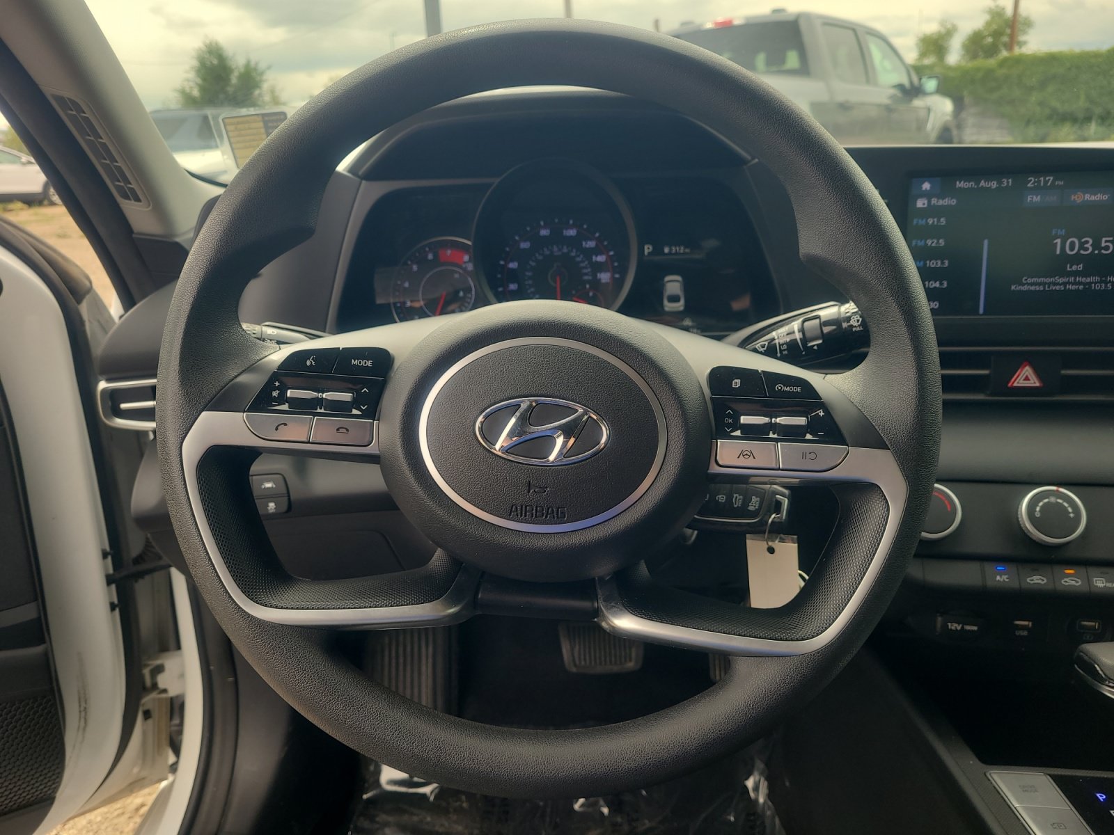 Used 2022 Hyundai Elantra SE FWD image 9