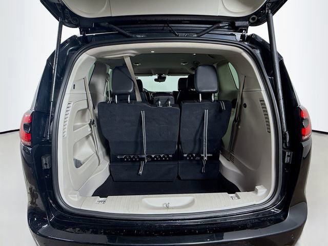 Used 2023 Chrysler Pacifica Touring-L image 25