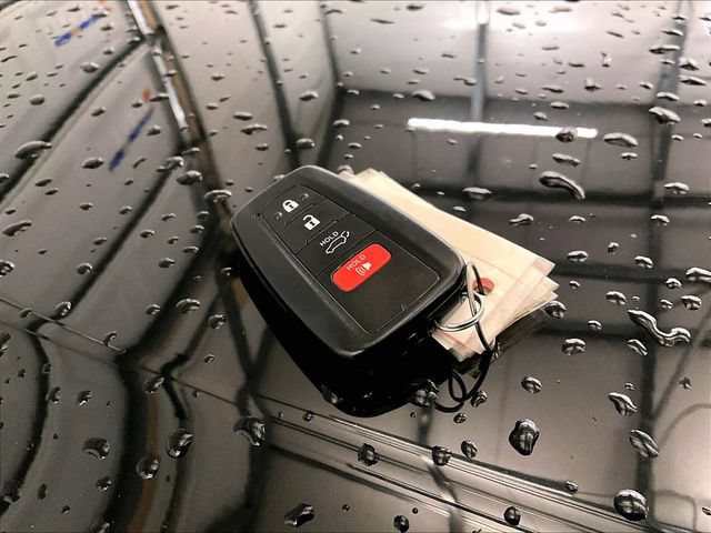 Used 2022 Toyota Highlander XLE AWD/4WD image 9