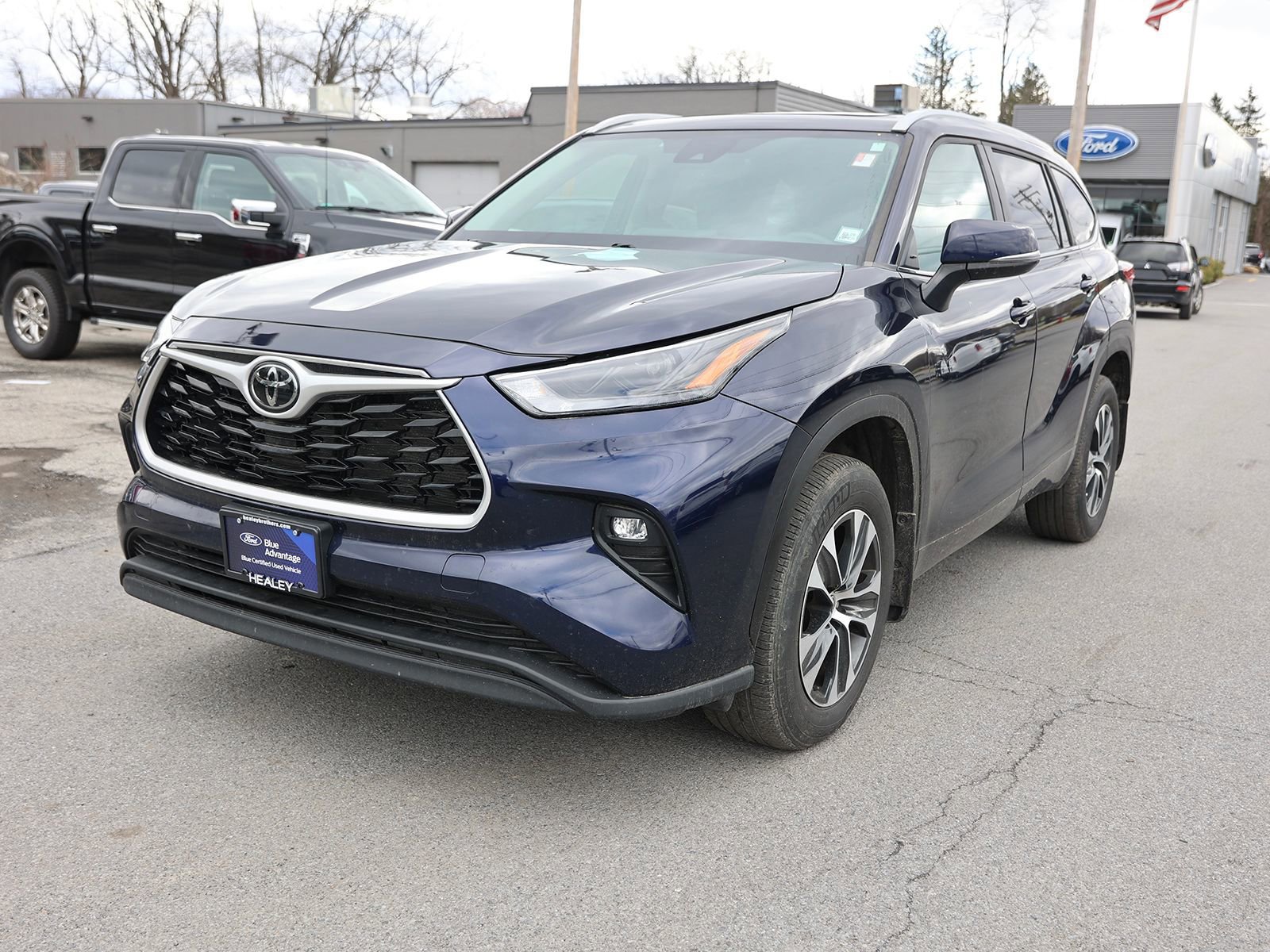 Used 2023 Toyota Highlander XLE AWD/4WD image 7