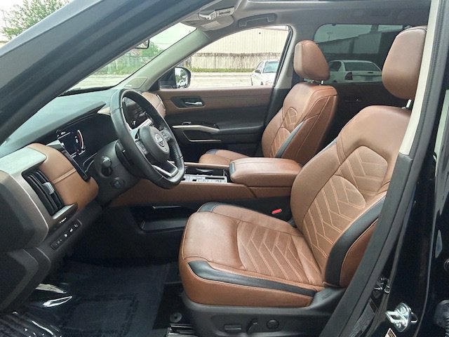 Used 2024 Nissan Pathfinder Platinum w/ Cargo Package FWD image 19