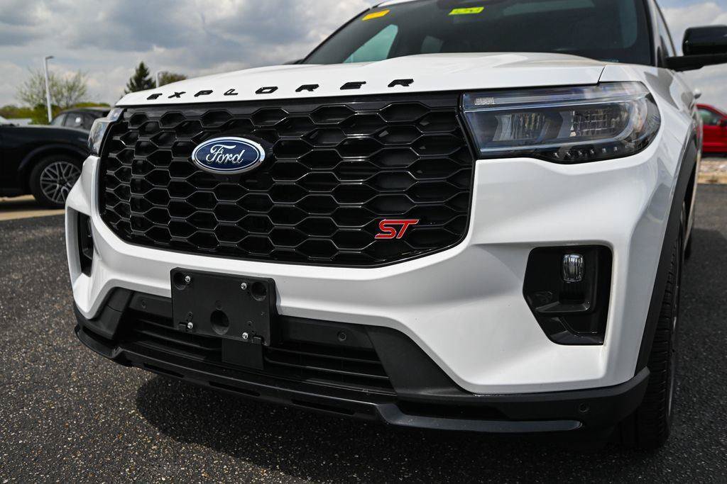 Certified 2025 Ford Explorer ST AWD/4WD image 11