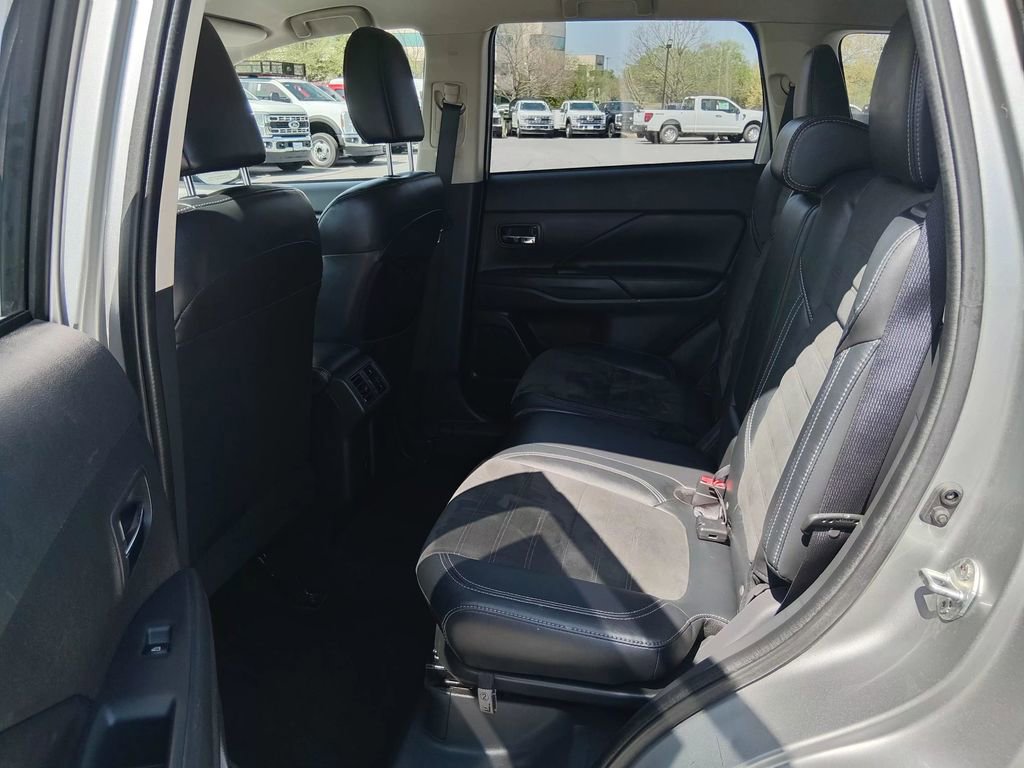 Used 2020 Mitsubishi Outlander SE AWD/4WD image 12