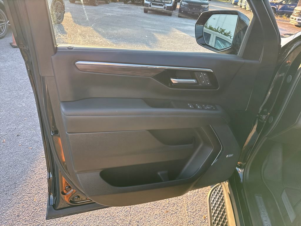 Used 2025 Chevrolet Tahoe Z71 w/ Comfort Package image 14