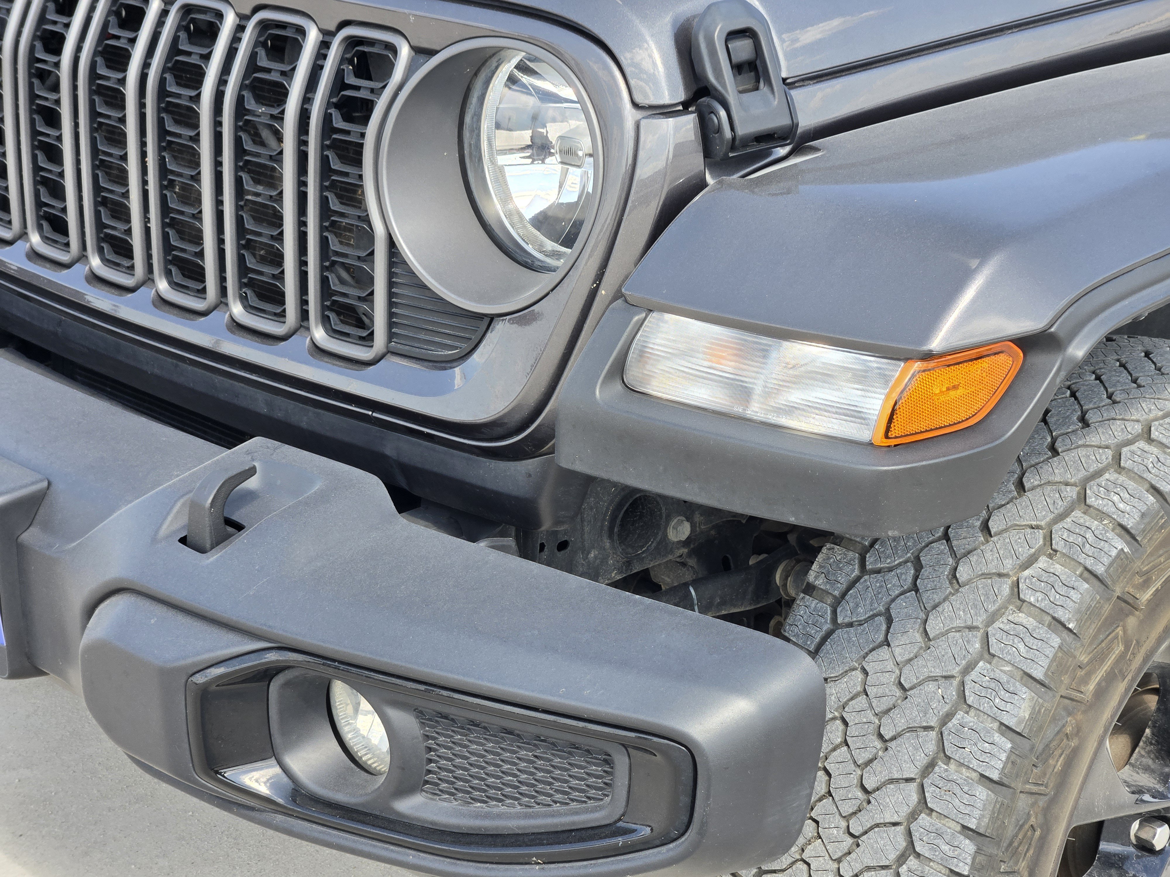 Used 2025 Jeep Gladiator Sport AWD/4WD image 9