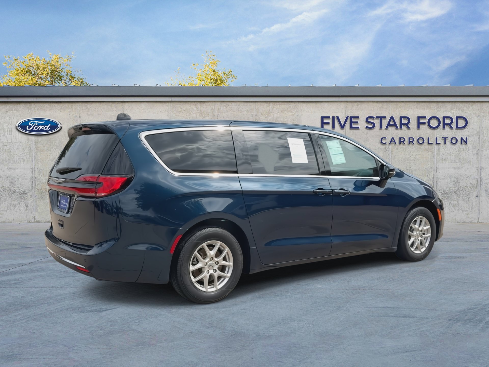 Used 2025 Chrysler Pacifica Select FWD image 8