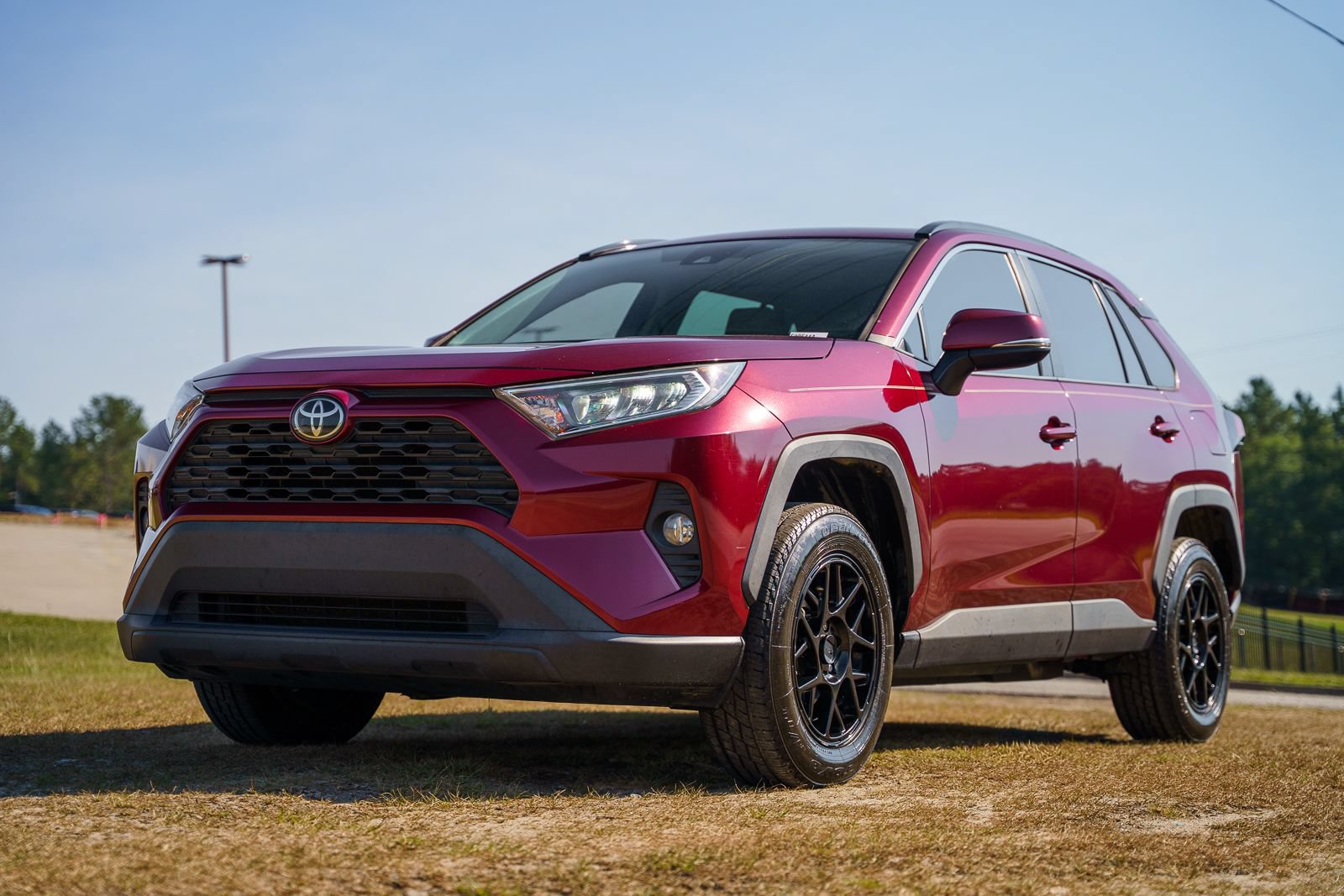 Used 2019 Toyota RAV4 XLE w/ Convenience Package FWD image 3