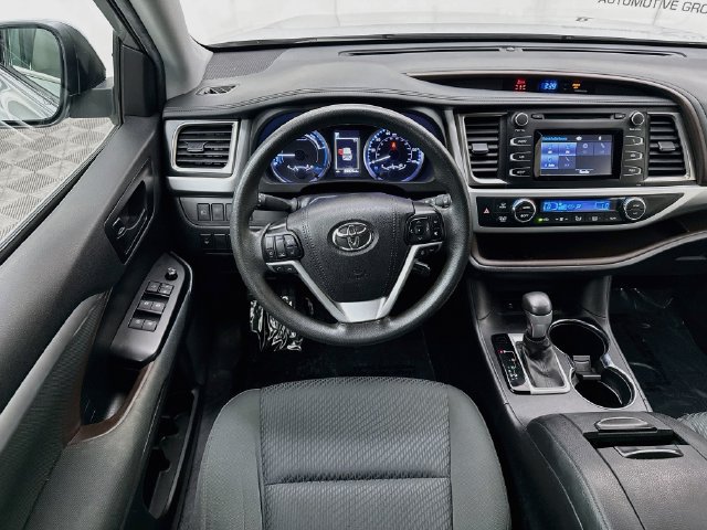 Used 2019 Toyota Highlander LE AWD/4WD image 20
