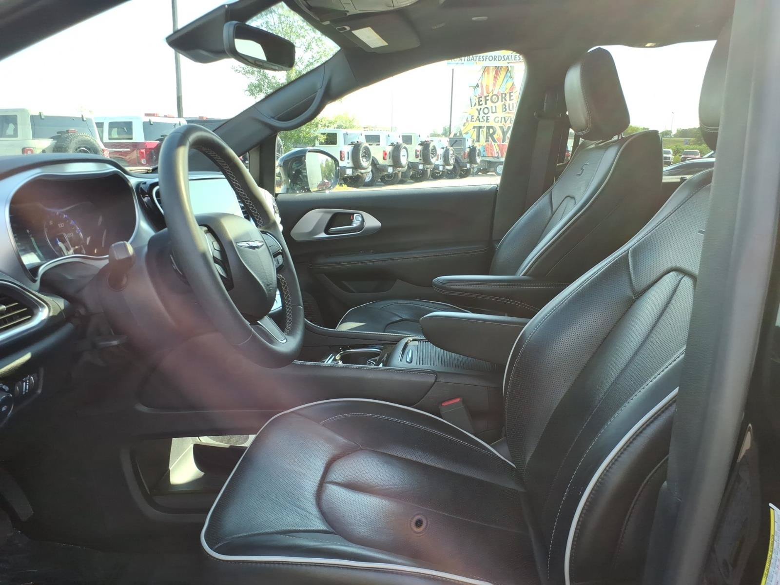 Used 2025 Chrysler Pacifica Limited FWD image 10