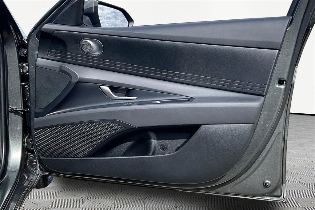 Used 2025 Hyundai Elantra SE w/ Cargo Package image 24