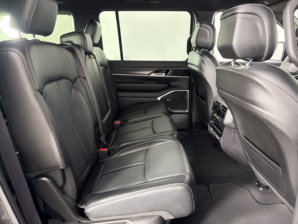 Used 2024 Jeep Wagoneer L Series II AWD/4WD image 29