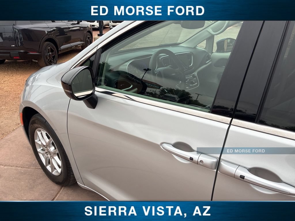 Used 2024 Chrysler Pacifica Touring-L FWD image 24