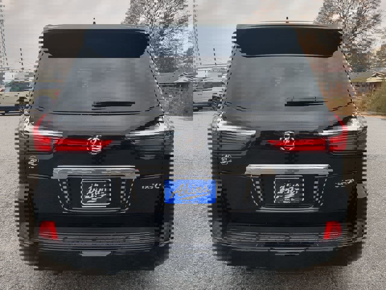 Used 2020 Lexus LX 570 4WD w/ 3rd Row & Luxury Pkg image 3