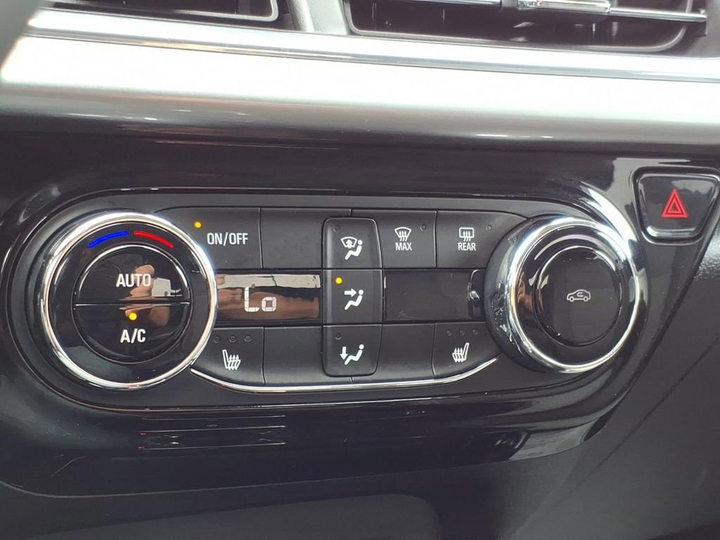 Used 2025 Chevrolet Trax LT w/ LT Convenience Package image 20