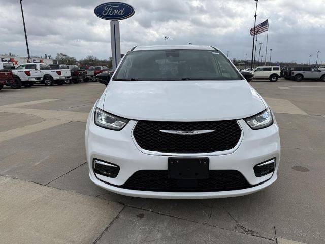 Used 2024 Chrysler Pacifica Limited FWD image 3