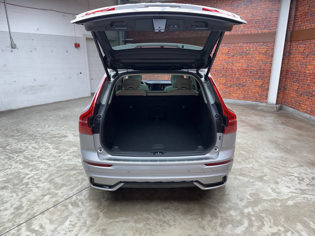 Used 2024 Volvo XC60 B5 Core w/ Protection Package Premier AWD/4WD image 25