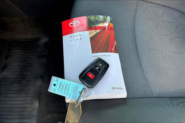 Used 2025 Toyota RAV4 XLE FWD image 36