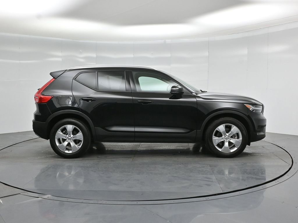 Used 2022 Volvo XC40 T5 Momentum image 23