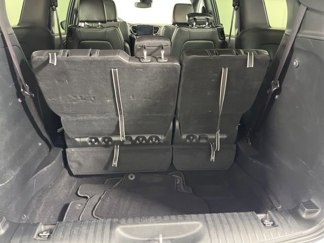 Used 2025 Chrysler Pacifica Select image 11