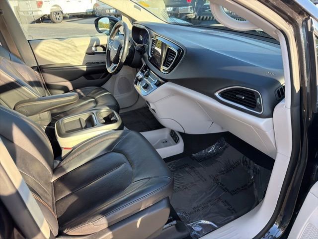 Used 2020 Chrysler Pacifica Touring-L w/ Advanced Safetytec Group FWD image 10