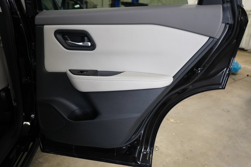 Used 2025 Nissan Rogue SV FWD image 21
