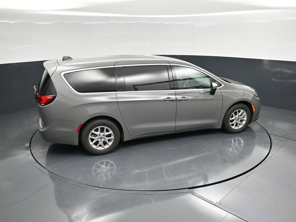 Used 2023 Chrysler Pacifica Touring-L image 41