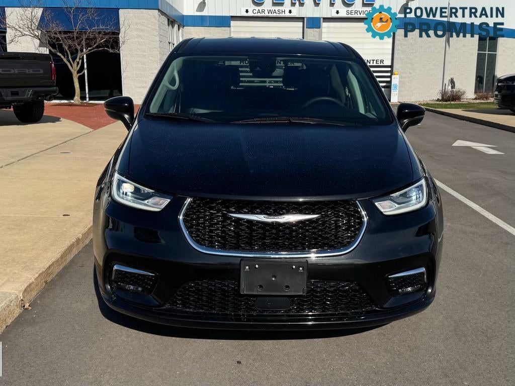 Used 2023 Chrysler Pacifica Touring-L FWD image 2
