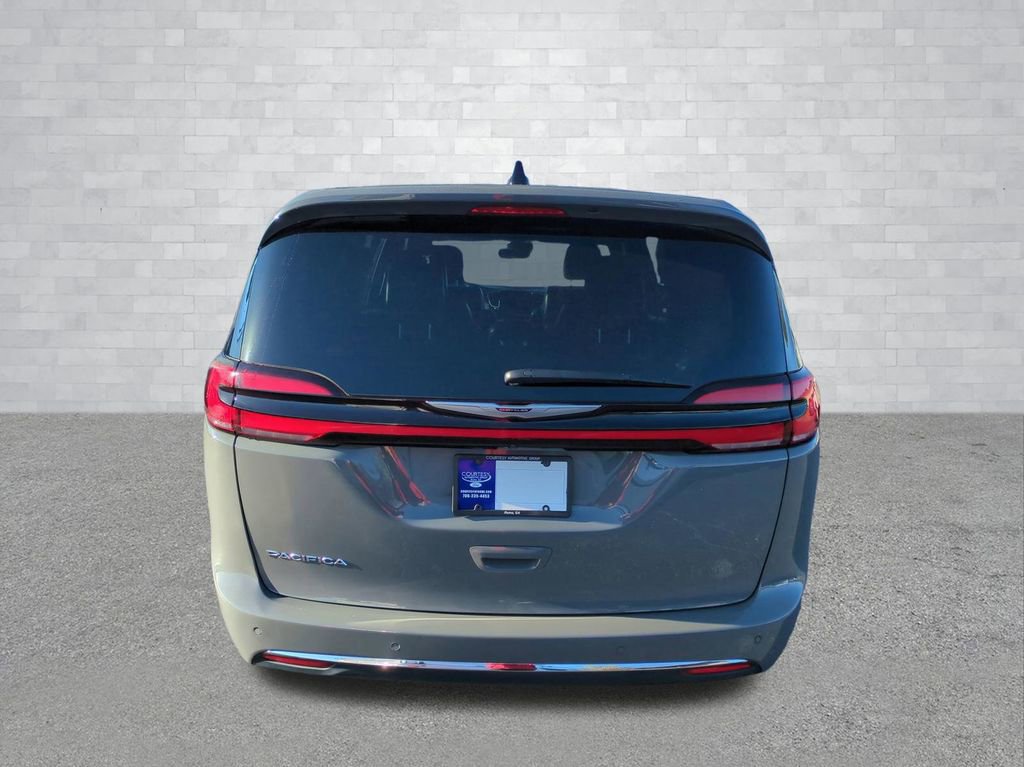 Used 2025 Chrysler Pacifica Select image 3