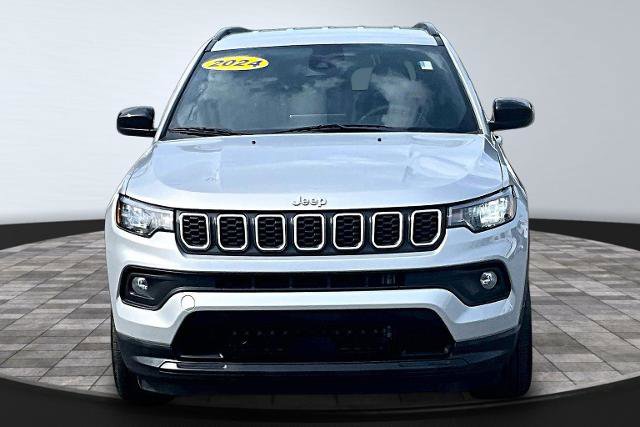 Used 2024 Jeep Compass Latitude AWD/4WD image 3
