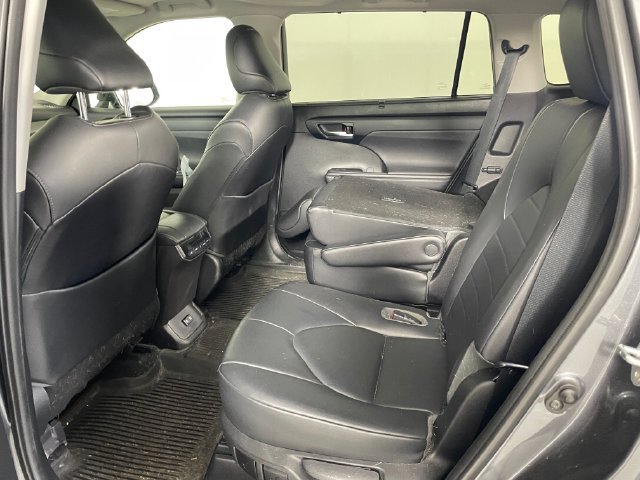 Used 2020 Toyota Highlander XLE AWD/4WD image 12