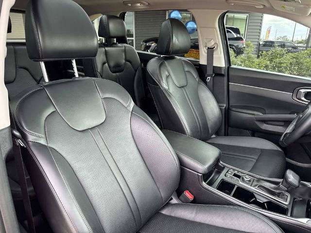 Used 2025 Kia Sorento EX w/ Panoramic Sunroof Package FWD image 12