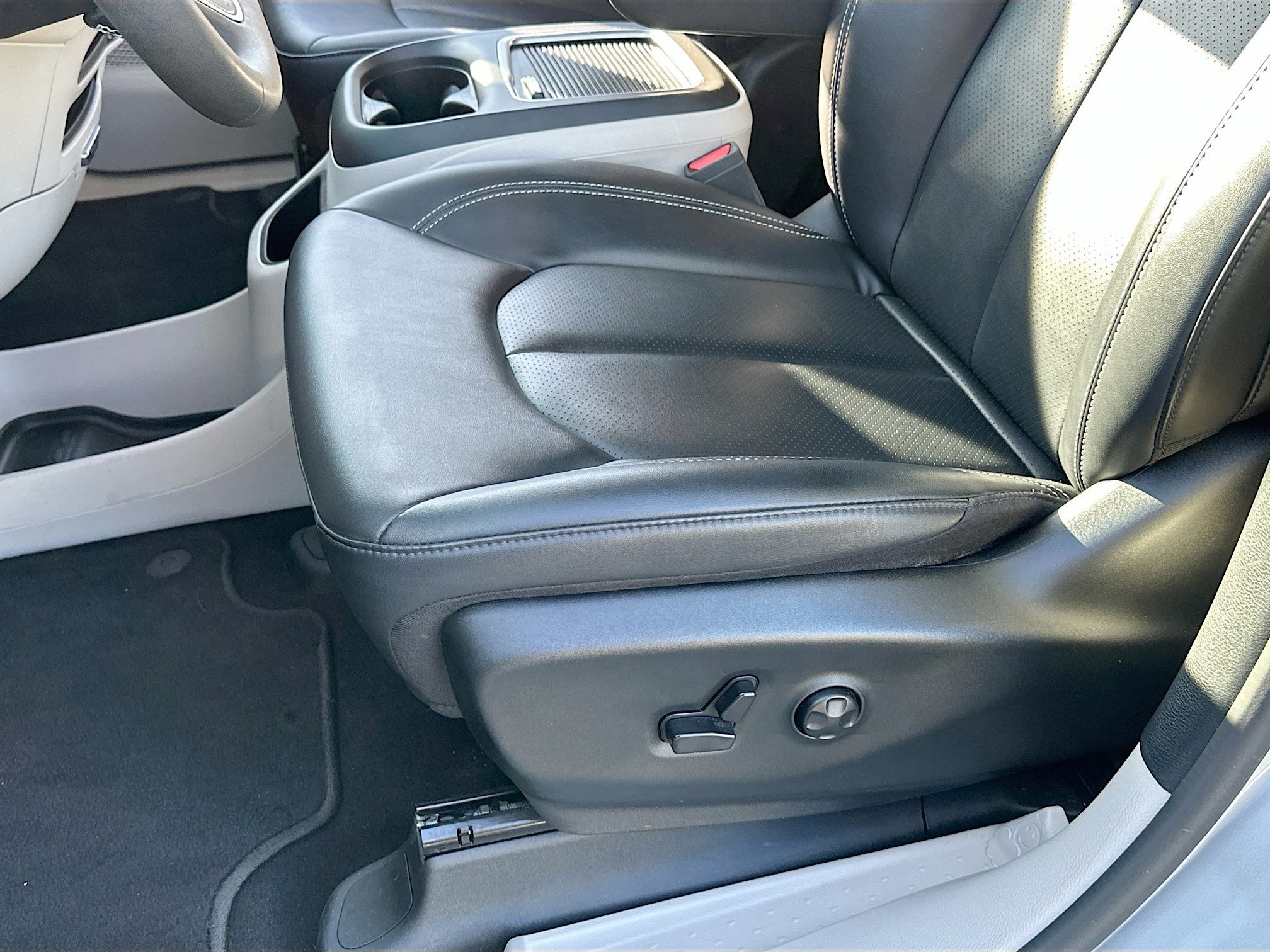 Used 2024 Chrysler Pacifica Touring-L image 18